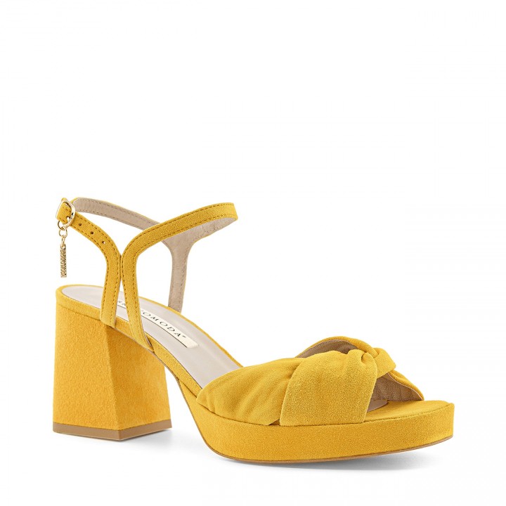 Żółte sandały wykonane z naturalnej skóry zamszowej na platformie i stabilnym obcasie